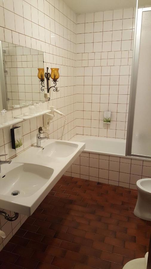 Mama Muh Hotel Linz Bagian luar foto